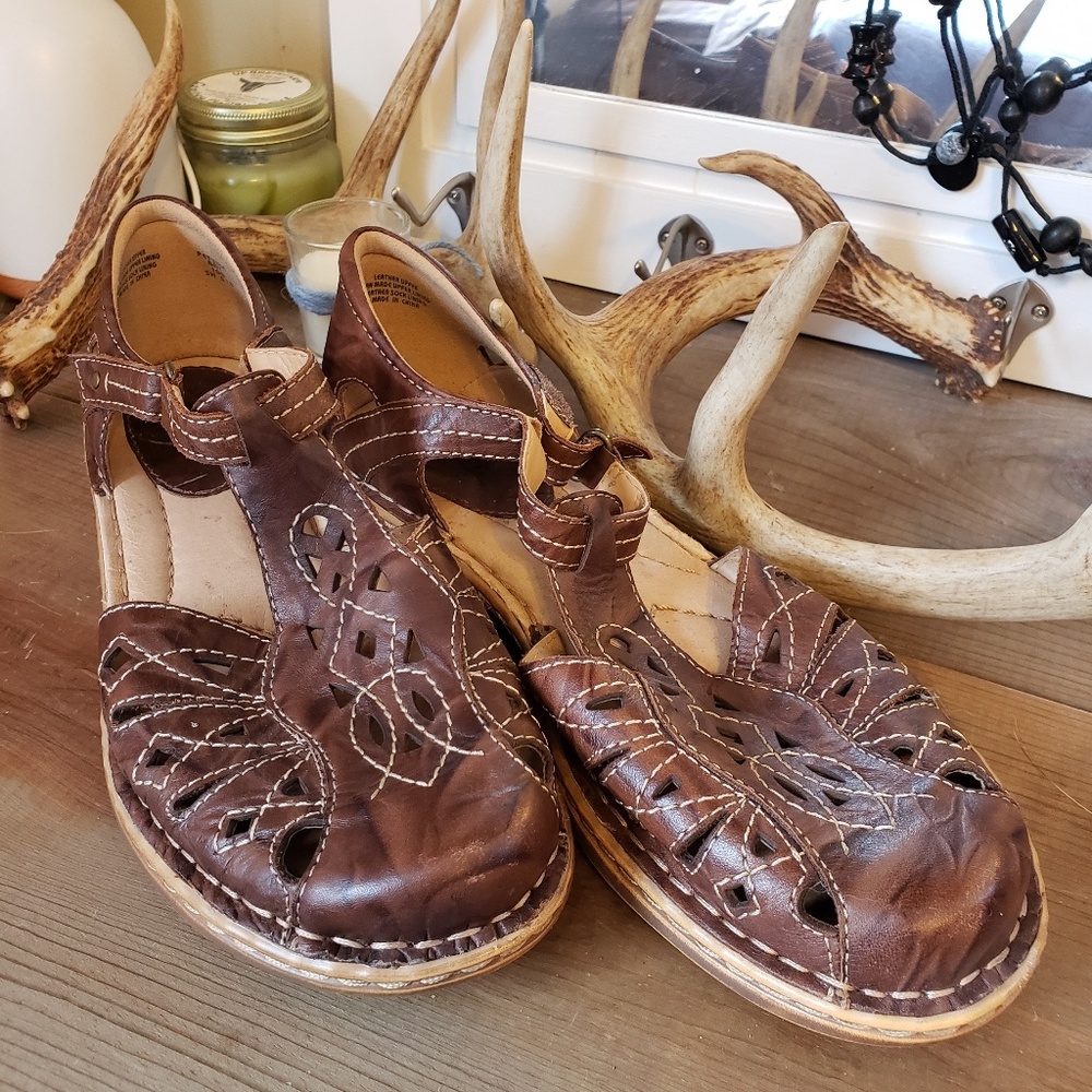 Earth brand Petunia leather shoes/ sandals